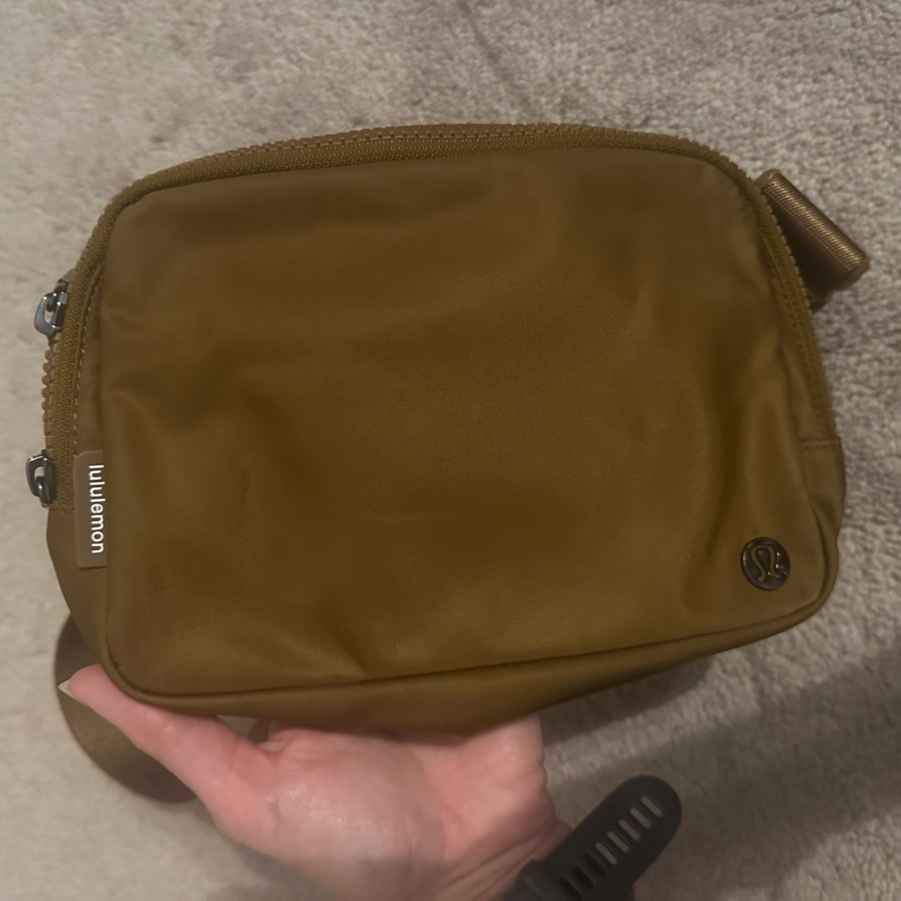 lululemon everywhere belt bag 2L